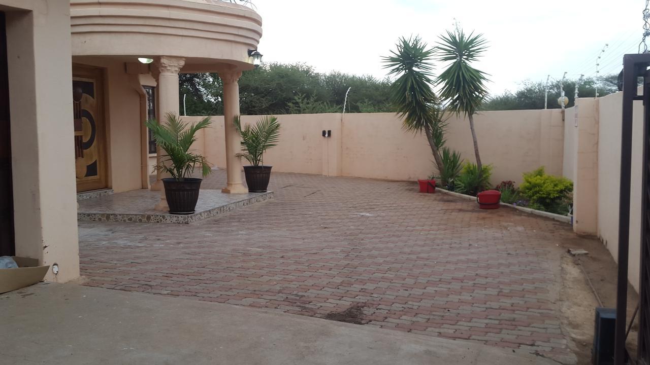 Tintech Bed & Breakfast Francistown Extérieur photo