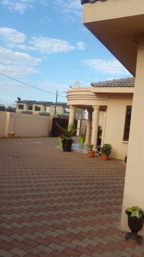 Tintech Bed & Breakfast Francistown Extérieur photo