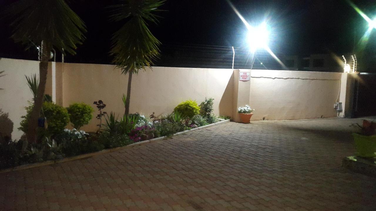 Tintech Bed & Breakfast Francistown Extérieur photo